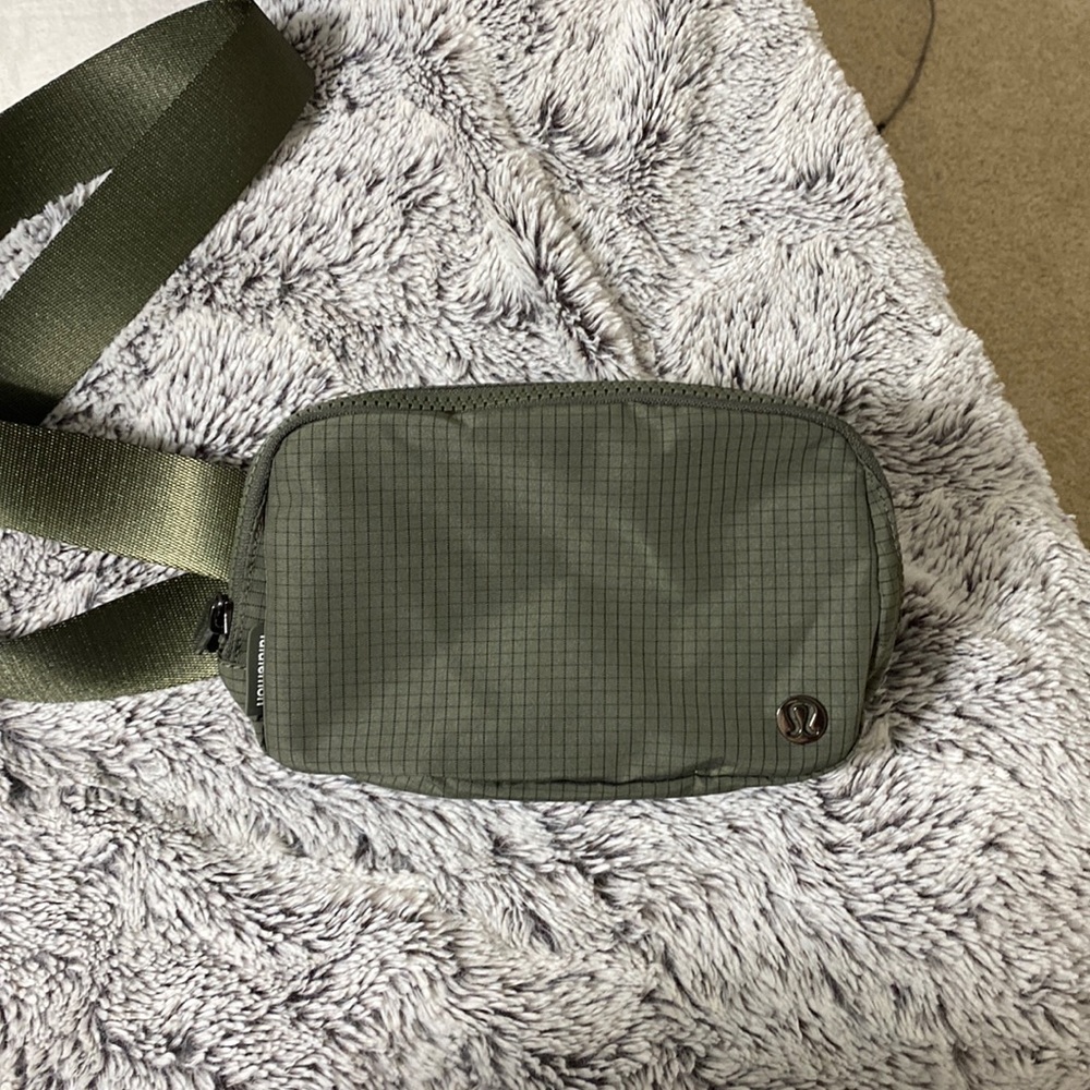 Lululemon Everywhere Belt Bag